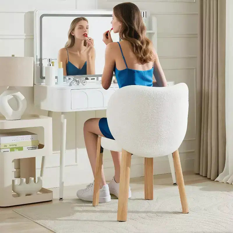 Jolie chaise décorative avec dossier Cœur, tabouret en tissu Teddy pour coiffeuse, bureau, chambre, salle à manger et salon