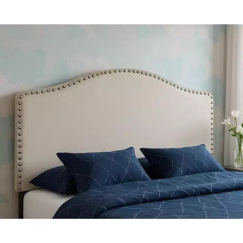 Tête de lit capitonnée pleine grandeur à arc en mélange de lin beige avec garniture cloutée