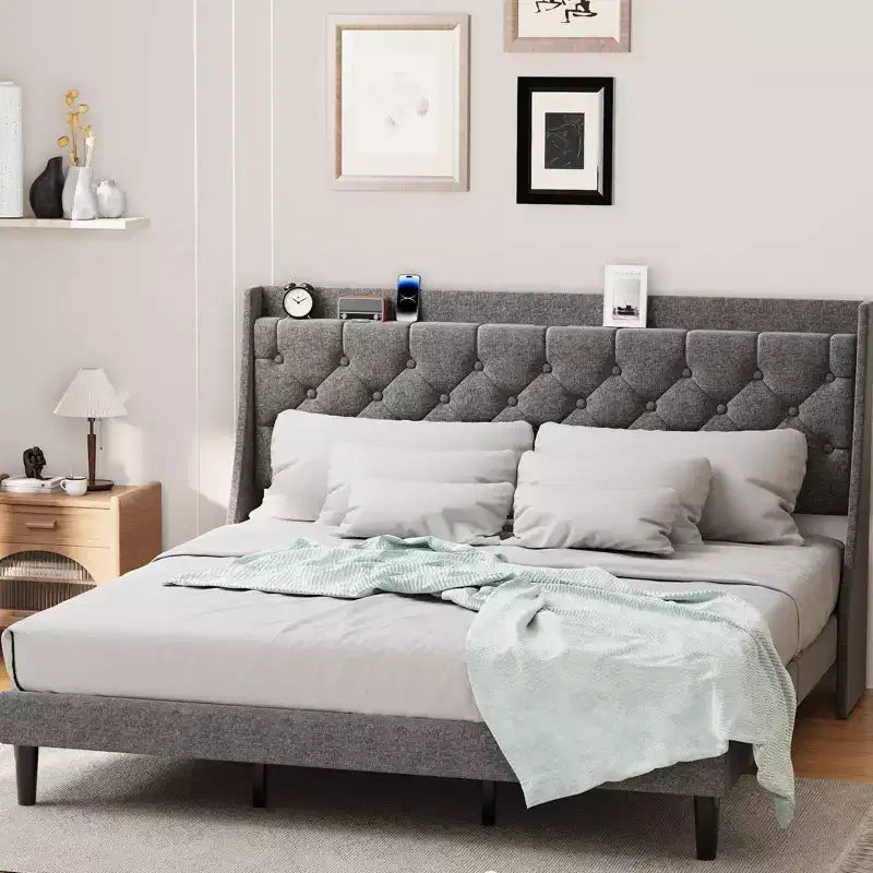 Cadre de lit King tapissé avec tête de lit à oreilles, revêtement en lin – capitonnage profond, étagère de rangement