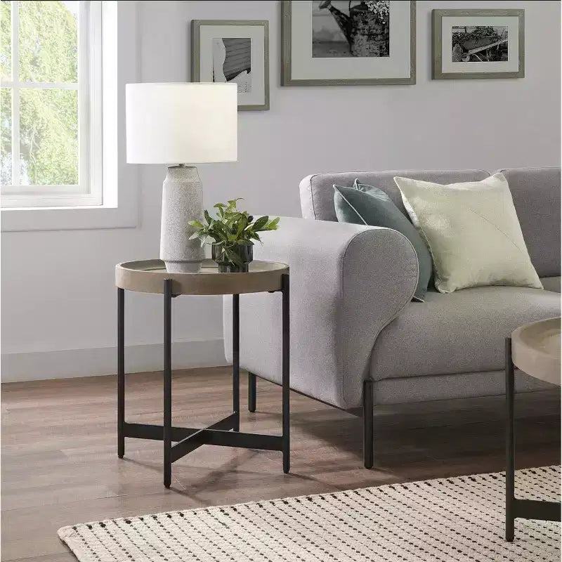 Table d'appoint ronde en bois avec revêtement en béton, Gris béton - Plateau chic en forme de plateau, Cadre en X robuste