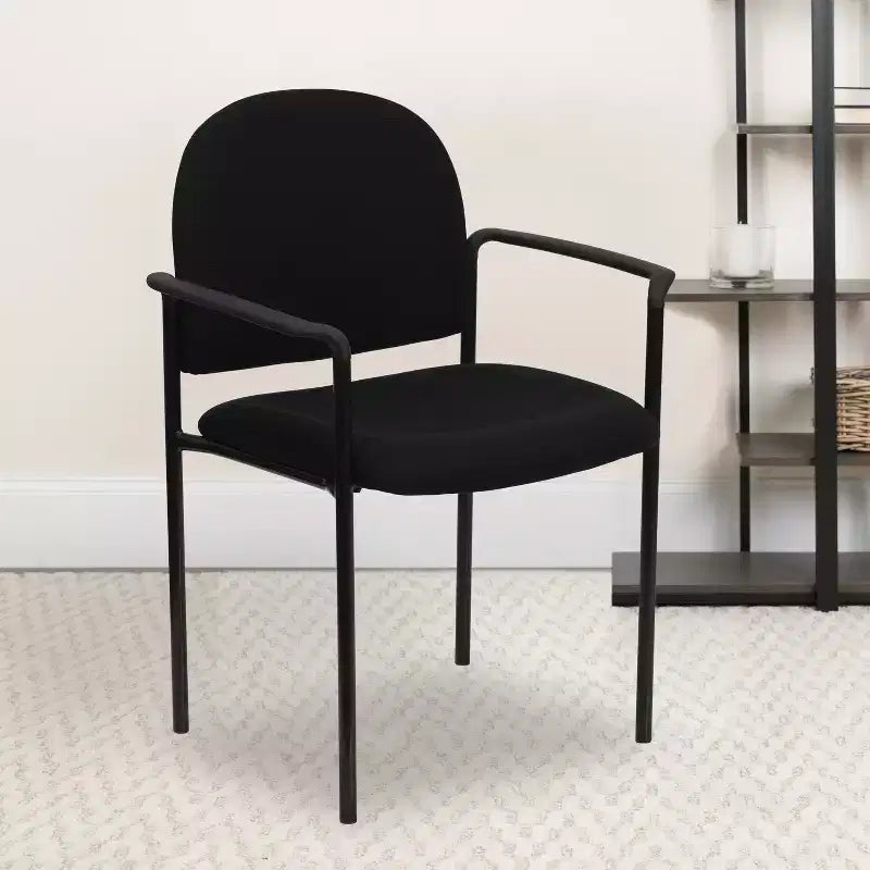 Chaise de réception latérale empilable en acier avec accoudoirs, modèle Confort