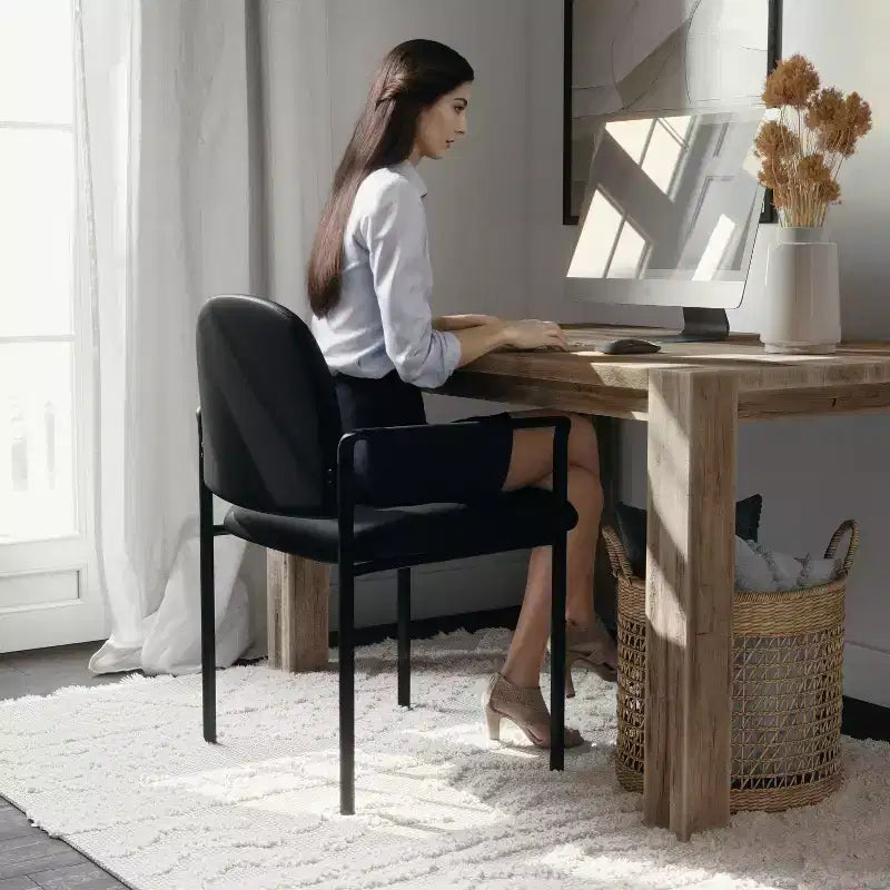 Chaise de réception latérale empilable en acier avec accoudoirs, modèle Confort