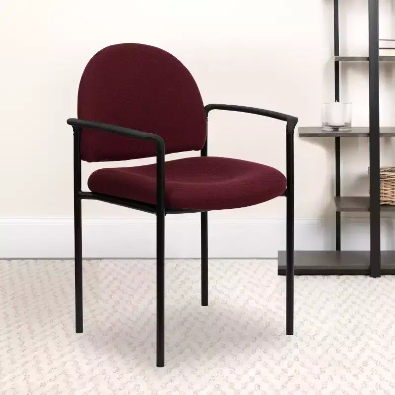 Chaise de réception latérale empilable en acier avec accoudoirs, modèle Confort