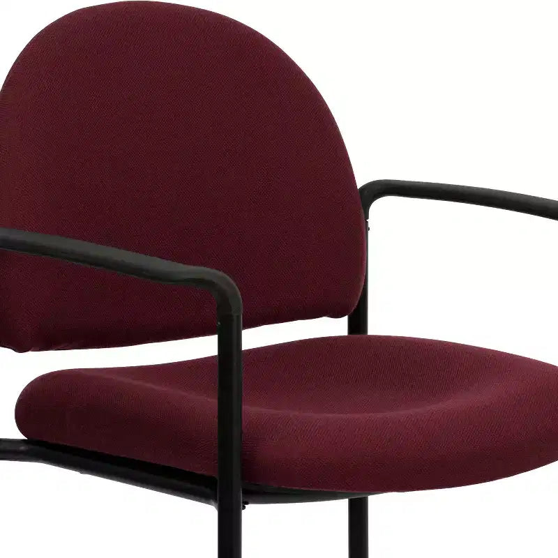 Chaise de réception latérale empilable en acier avec accoudoirs, modèle Confort