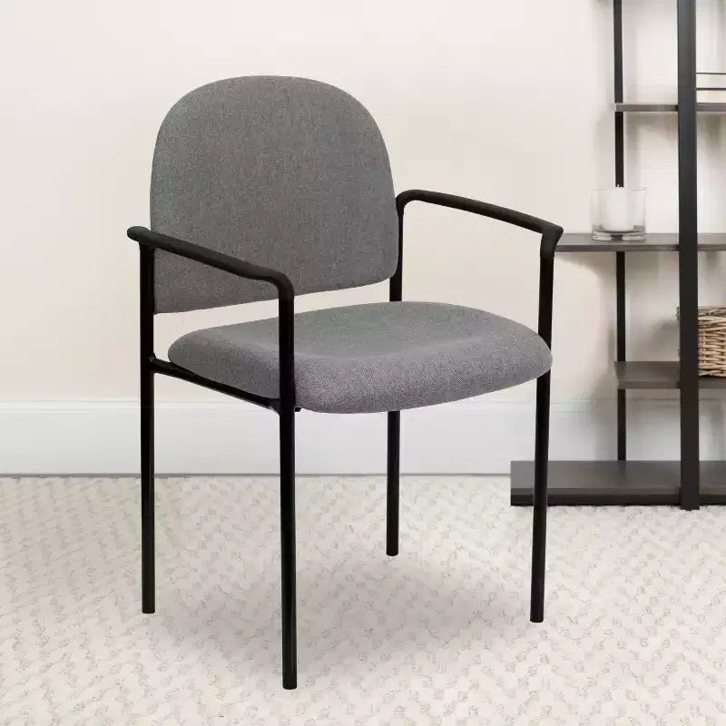 Chaise de réception latérale empilable en acier avec accoudoirs, modèle Confort