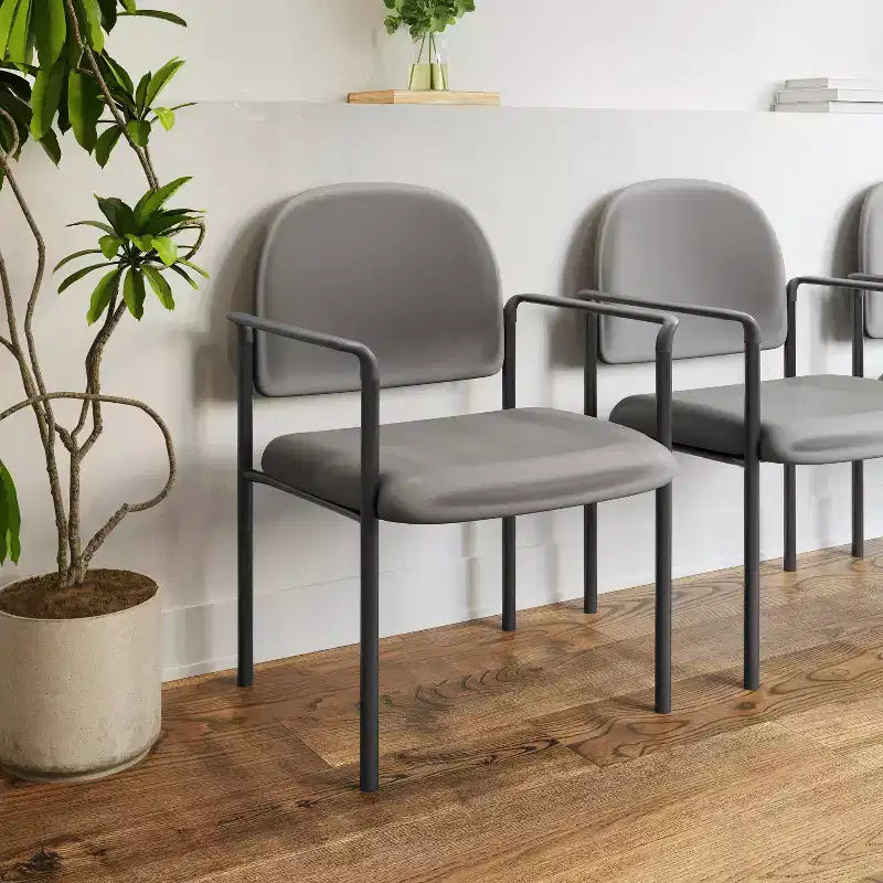 Chaise de réception latérale empilable en acier avec accoudoirs, modèle Confort